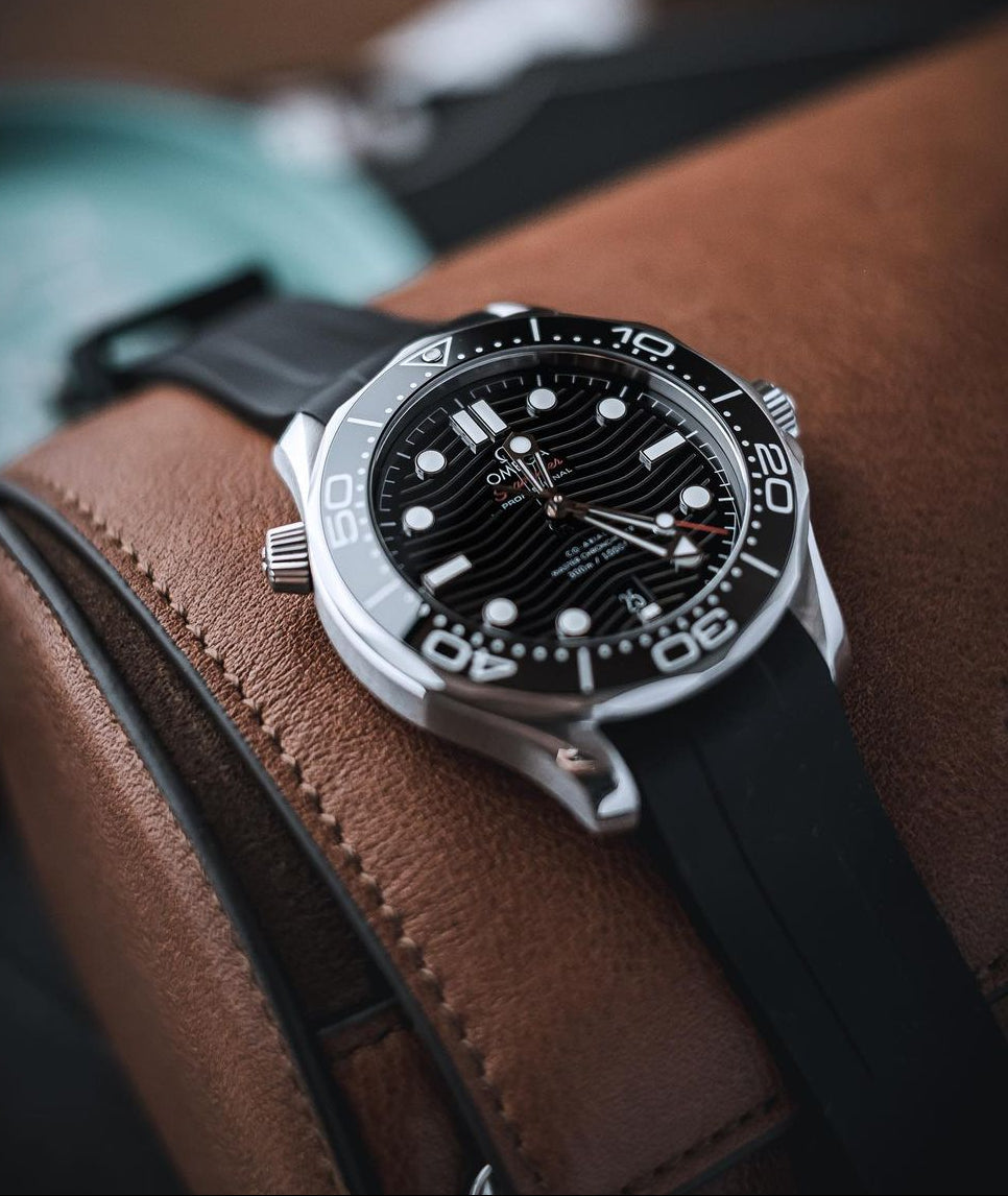 Tuxedo Black Curved Rubber Strap 20mm